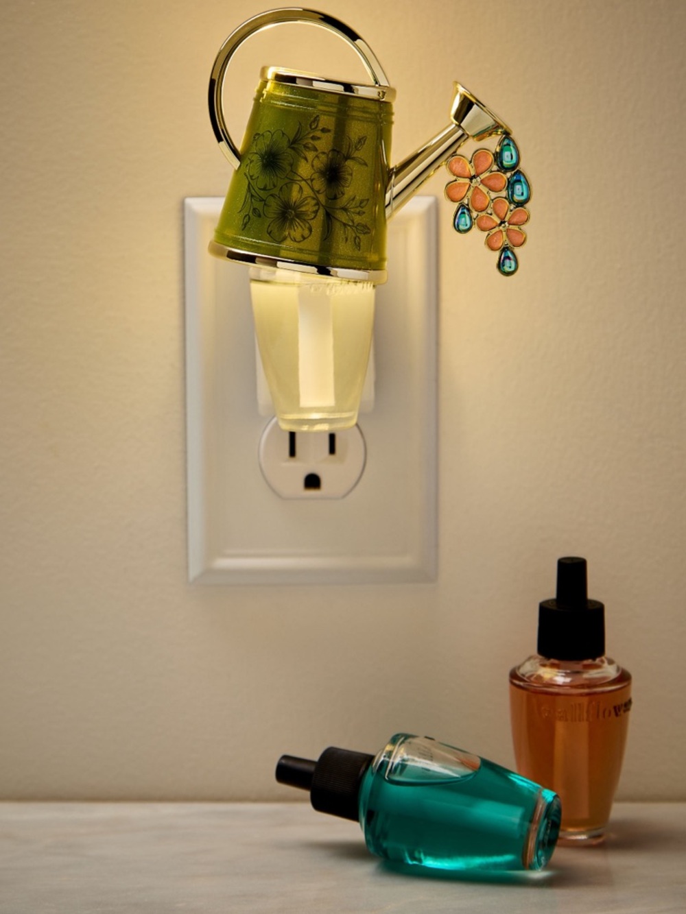 Bath & Body Works WATERING CAN Nightlight Wallflower Plug Backyard Honeysuckle - Picture 3 of 13
